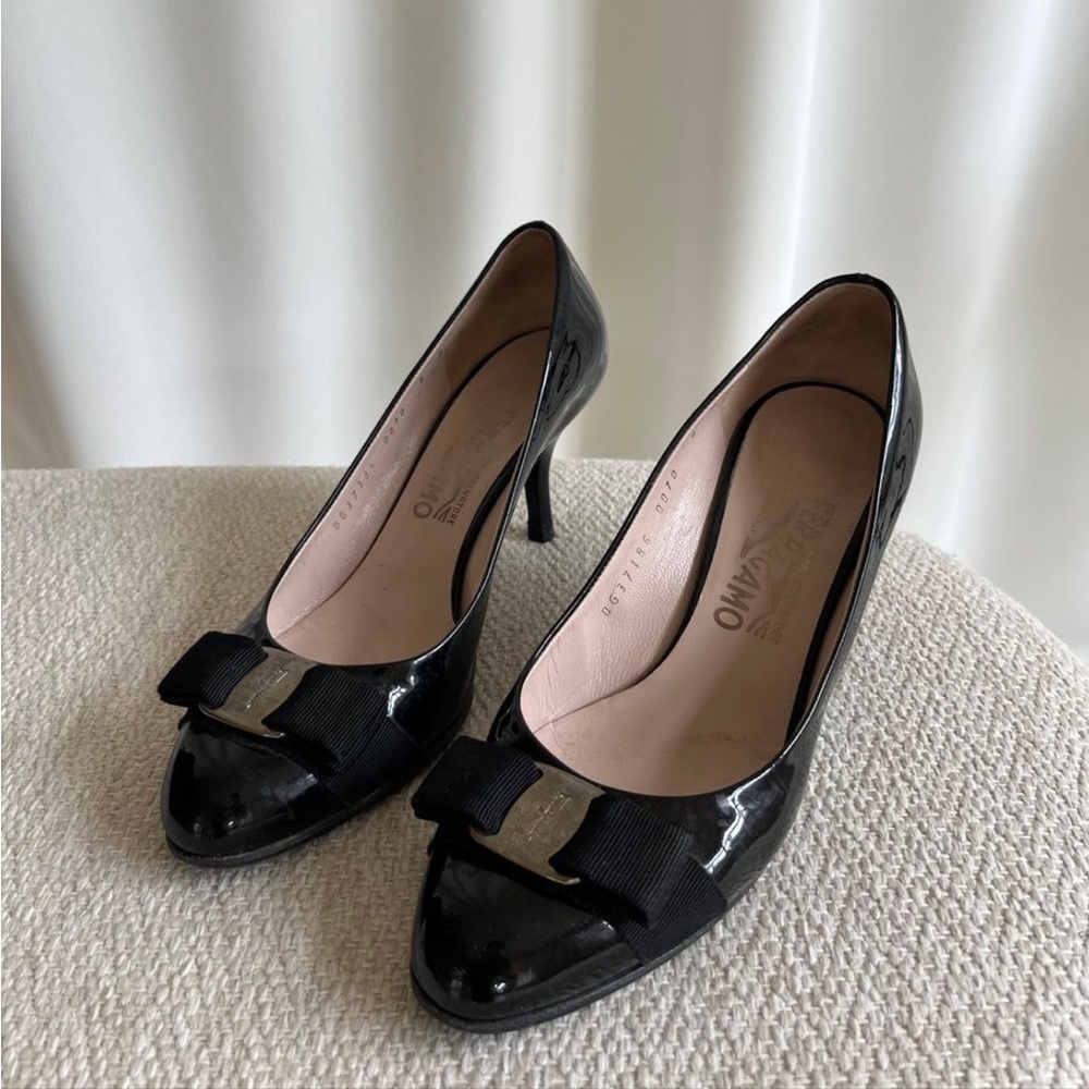 Salvatore Ferragamo Vara Bow Pumps Sz 36